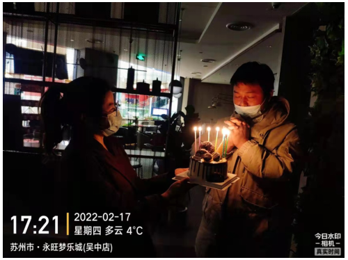 封闭在商场内的27岁生日　他过得格外充实