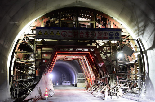 宣咸高速关键控制性工程梅子垭隧道、老山隧道贯通