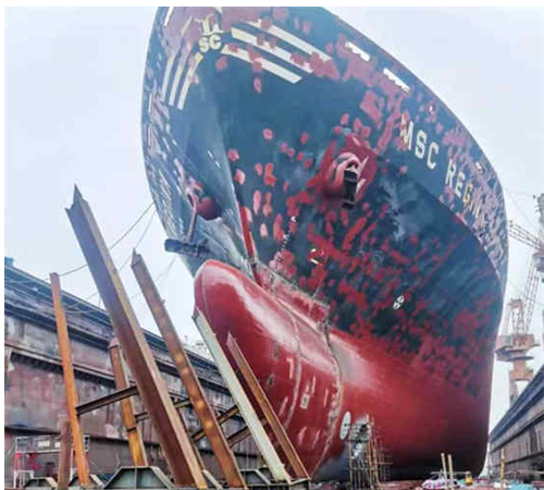 上海中远海运重工24小时完成两大重点项目球鼻艏安全吊运